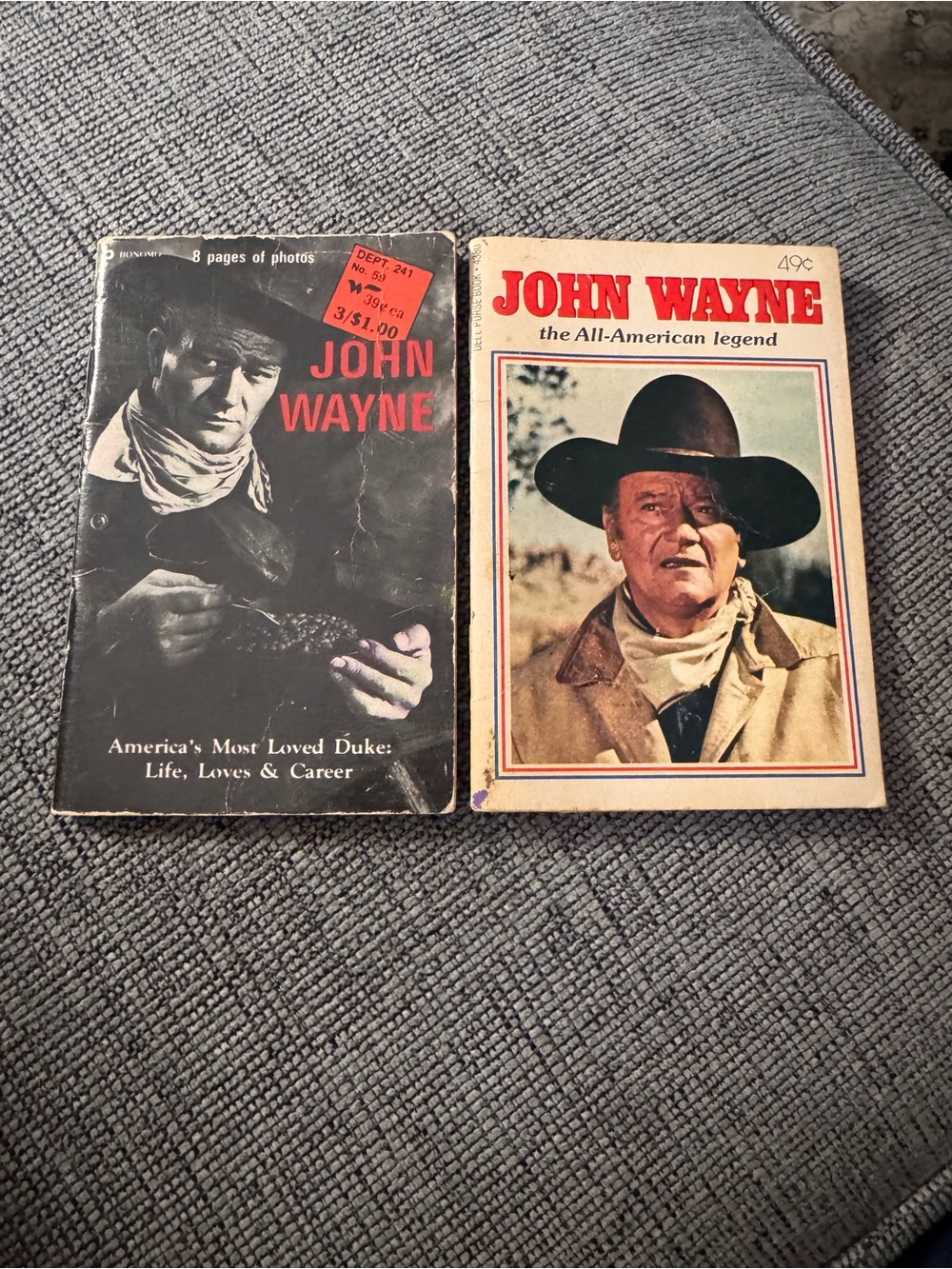 VINTAGE JOHN WAYNE "PURSE" SOFTCOVER BOOKS 1979